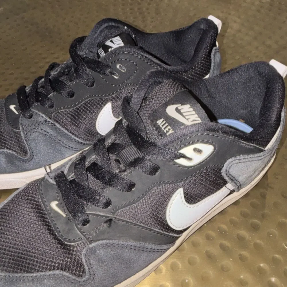 Nike SB Alleyoop Low Top Skate Shoes Black/Gray White Swoosh US size 6Y